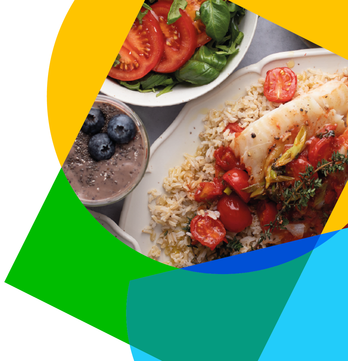 Gerecht met rijst, vis, tomaat en salade. Glas bosbessensmoothie.