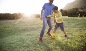 Père et fils jouent le foot