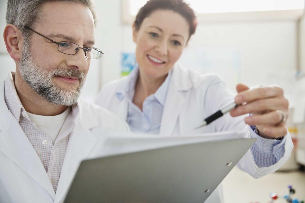 Professionnel de la Santé qui consulte des documents