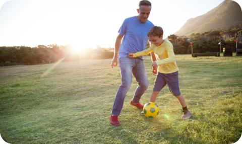 Père et fils jouent le foot